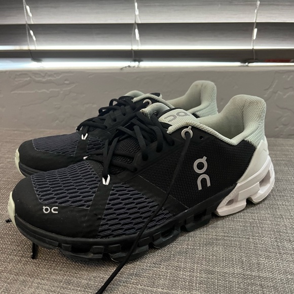 ON Cloudflyer Women’s Size 6.5 - Picture 2 of 7